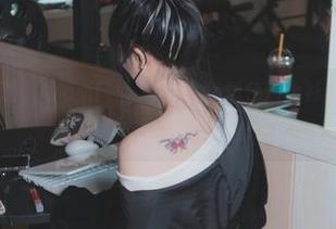 私拍独家放送，Aram(아람)和她的亮粉色运动衫：这打扮要有多大胆！
