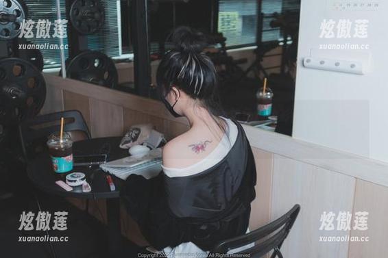 私拍独家放送，Aram(아람)和她的亮粉色运动衫：这打扮要有多大胆！
