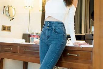 Feilin嗲囡囡 – 陈雅漫VICKY最近的红裙写真集，好像是从某个时光隧道溜出来的，带着点神秘感。