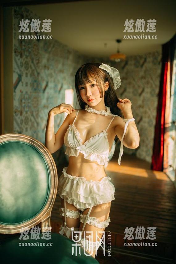 GIRLT果团网-爱丽莎LISA GIRLT果团网 - 在爱丽莎LISA的私拍眼镜图包里,藏着那些欲说还休的小情绪。