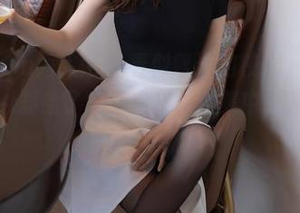 Xiuren秀人网 – 看似普通的校服，拍黄瓜girl却给了它新定义，图集中满是微妙的反转。