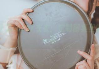 白衬衫见coser衣衣：定制图集里的轻松一幕