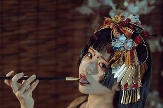 意外发现：一笑芳香沁泳装写真合集藏着泪水与香气
