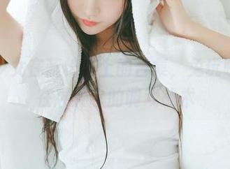 黑丝少女在蓝椅子上的合集，兔玩映画又在展开它的调戏战术