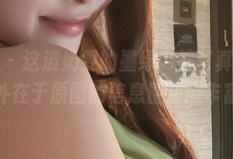 微密圈 – 这波奶雯的墨绿内裤写真，让我意外在于原图的信息量还挺丰富？