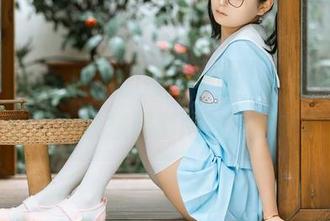 哈哈，幼水铃衣的最新套图，小蛋糕+JK，让我不禁想起那两种甜的搭配。