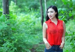 推女郎 – 当黑丝遇上冯雨芝，最新图库中谁才是真正的星光？