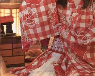 今天的写真里，爆机少女喵小吉大变身，原来是定制棉袜秀！