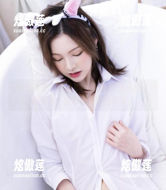 不想说太多，白露Bululu的空姐造型，图包里每一张都像是时光胶卷。
