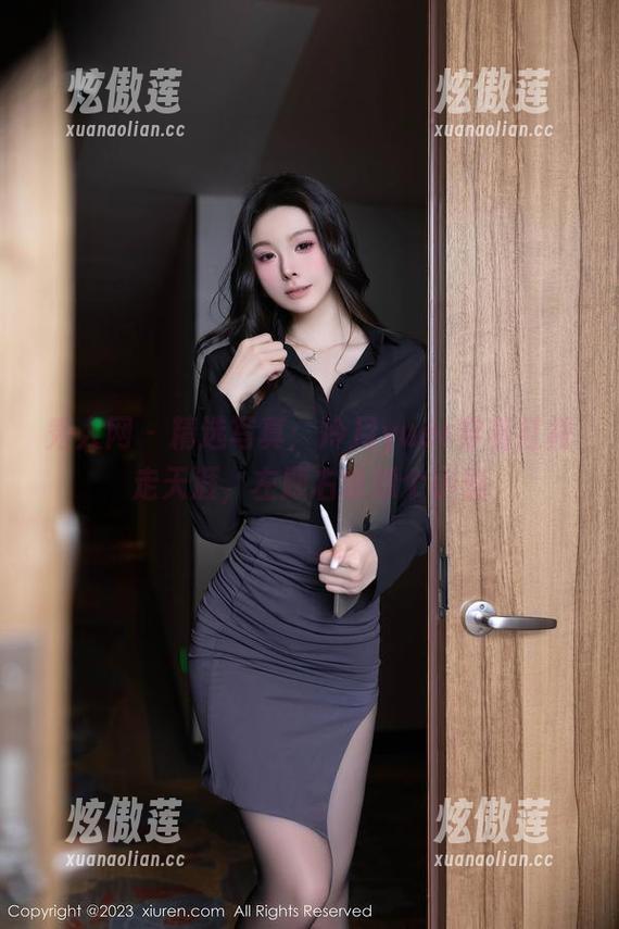 秀人网-冷月yuer 秀人网 - 精选写真:冷月yuer穿着红裙走天涯,左顾右盼像个小偷