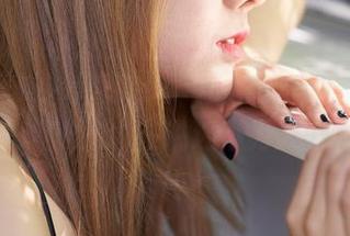 蜜桃社 – 小草莓Berry的黑丝写真，套图角落里，难道也在讲述不为人知的事？