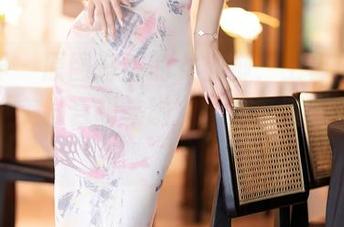 语画界 – 原图好看的女神脚，王馨瑶yanni说“美脚合辑来啦”！要不要带拖鞋去？