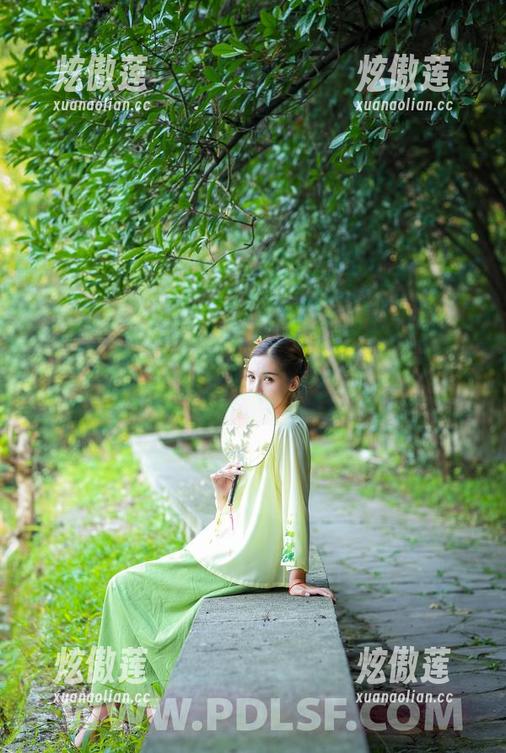 轰趴猫 - 陈雅漫：定制了一系列无辜又迷人的厨娘图片，果然太会勾人了！