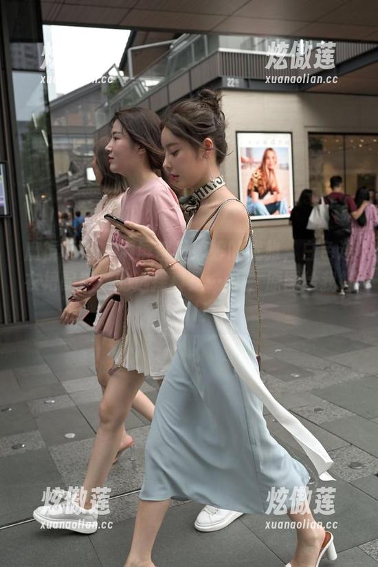 魔镜街拍-婷婷 魔镜街拍 - 满屏都是婷婷的优雅,白色连衣裙配黑丝的选择真是…oh,原图给我打call!
