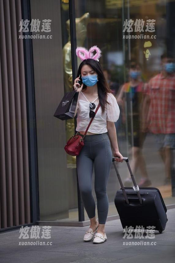 魔镜街拍-萌宝儿 魔镜街拍 - 哈哈镜和萌宝儿:奔跑在商业广场的写真精选